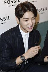 组图：韩星Nana姜敏赫亮相上海优雅迷人