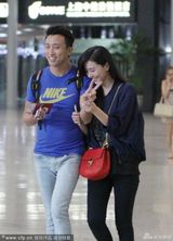 高圆圆与型男热聊举止亲密 借剪刀手耍俏皮