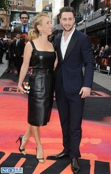 组图：《哥斯拉》男星揽两“妻” 小真老婆24岁