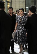 组图：刘嘉玲性感裙装获簇拥 母亲节尽孝购礼物