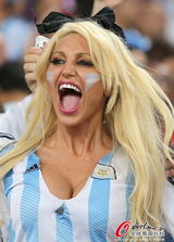 组图：阿根廷辣妹球迷甩胸抢镜呼之欲出