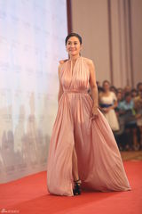 组图：何炅叶璇许茹芸等群星出席时尚盛典