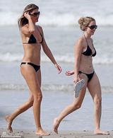 组图：邦辰黑色比基尼秀椒乳 怀抱爱女萌态十足