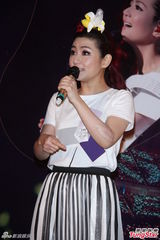 组图：心疼！Selina手脚伤疤曝光 皮肤褶皱明显