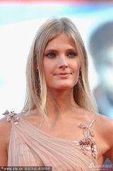 组图：威尼斯开幕 超模康士坦茨着裸色裙变仙女