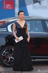 组图：威尼斯闭幕红毯 评委陈冲深V裙美艳