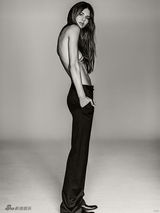 组图：卡戴珊18岁小妹全裸 没姐凸翘比姐高挑