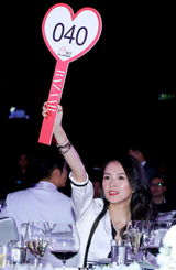 组图：芭莎明星慈善夜内场 成龙隔空飞吻范冰冰