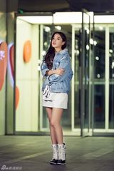 组图：阚清子夜景街拍 短裙短裤秀大长腿