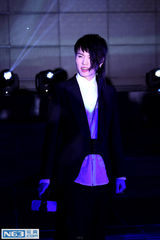 组图：张玮助阵模特大赛 个性长发遮面