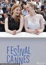 组图：《孤独情事》记者会 杰西卡依偎麦卡沃伊