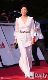 组图：李宝英白裙素雅显身段 比V卖萌戒指闪