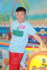 组图：佘诗曼出席活动笑林峰财多身子弱