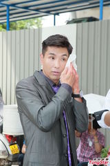 组图：郑嘉颖冒酷热拍翻车戏 惊险场面替身代劳