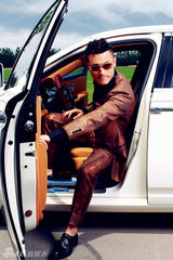 组图：耿乐登杂志封面演绎精致贵族风范