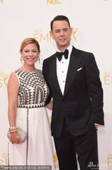 组图：《神探夏洛克》科林-汉克斯携妻亮相艾美