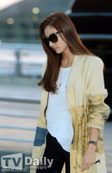 组图：李宝英李升基等赴港 韩彩英御姐范儿