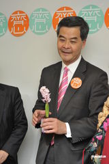 组图：萧芳芳呼吁香港保护儿童 称已收到陈浩民善款