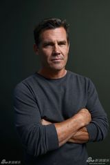 组图：准妈妈温丝莱特写真秀乳沟 与布洛林勾肩