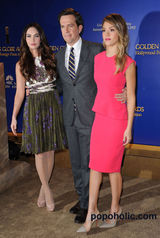 组图：梅根亮相金球奖提名会 阿尔芭桃红连衣裙抢眼