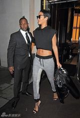 组图：蕾哈娜伦敦机场街拍 露脐装秀曼妙曲线