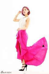 组图：邓家佳登杂志封面 气质恬静温婉动人