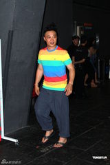 组图：陈奕迅开唱手受伤 与谢霆锋是“最佳损友”