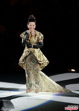 组图：叶德娴献唱见好就收 尾场开唱致敬张国荣