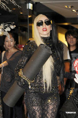 组图：Lady Gaga现身台北闹市 众多市民围观引混乱