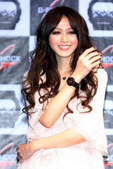 幻灯：美女冯媛甄为名表代言 直言酷爱户外运动