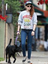 组图：暮光女休闲装外出遛狗 笑容爽朗心情好