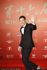 组图：《盲探》剧组走红毯 刘德华帅气现身