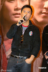 幻灯：《十月围城》上海亮相 李宇春称不介意吻戏 