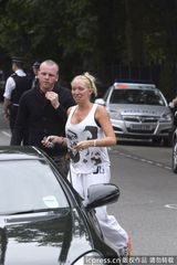 组图：警方移走怀恩豪斯遗体 歌迷献花伤心落泪