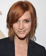 高清组图：阿什莉-辛普森裸妆亮相 牛仔裤秀纤细美腿