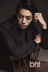 组图：韩歌手郑俊英时尚写真 展休闲绅士风