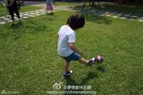 组图：Kimi踢足球呆萌可爱 林志颖赞有天赋