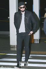 组图：金宇彬赴美拍写真 黑装现身机场似特工