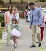 组图：阿尔芭全家赴复活节派对 囧娃调皮露底