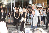 组图：LadyGaGa黑色潮装搭配金色 为粉丝亲切签名