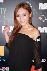 组图：张柏文出席杂志派对 何佩瑜张暖雅比艳