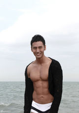 组图：顾又铭登新加坡杂志 帅气男人味十足