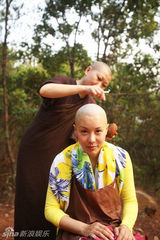 组图：昔日亚姐王誉霖为传播正能量剃头禅修