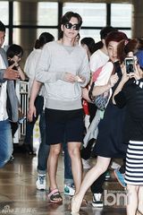 组图：朴海镇现身机场 平易亲和好似邻家欧巴