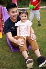 组图：探班《爸爸》吴尊遭女儿调戏 奥莉尿裤子