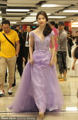 组图：刘亦菲深V长裙现身 遭猥琐男猛拍胸无奈