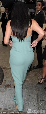 组图:卡戴珊深V绿裙亮相 挺巨波遭围堵保镖开道