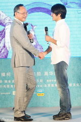 组图：《后会无期》首映发布会 韩寒牵狗走红毯