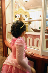 组图：王诗龄玩转迪士尼 变身睡美人获赞小公主