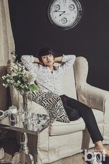 组图：吕珍九清新写真 变身花衬衫轻熟男